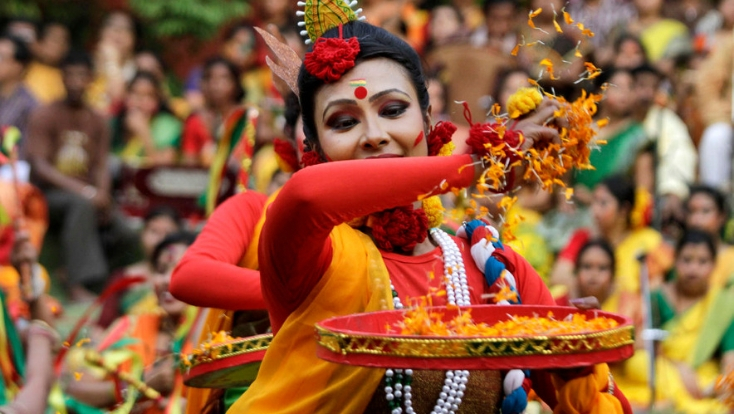 holi celebration,holi in west bengal,tailor made holidays,indian festivals,festival of coloura